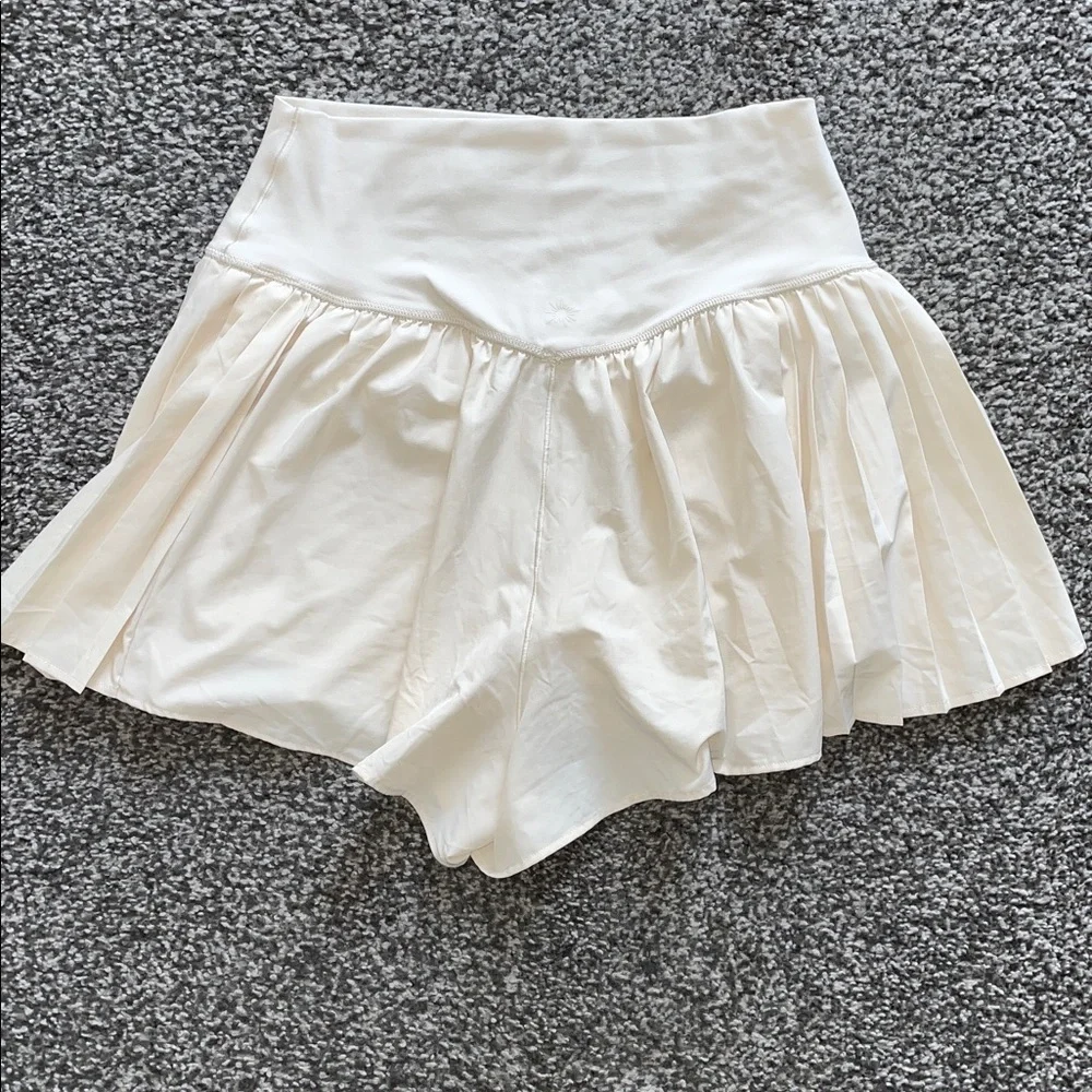 Offline by Aerie Flowy Pleated Athletic Shorts Cream Size Medium - Picture 2 of 12